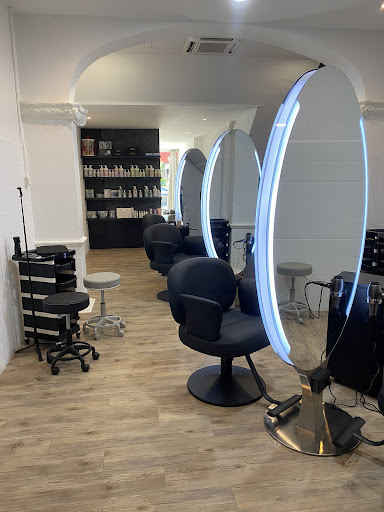 Akademi Rambut Terbaik di Batu Feringgi – Kursus Styling & Perawatan Profesional