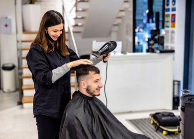 Salon Teknik Rambut Terbaik – Gaya Moden, Potongan Profesional & Rawatan Kualiti