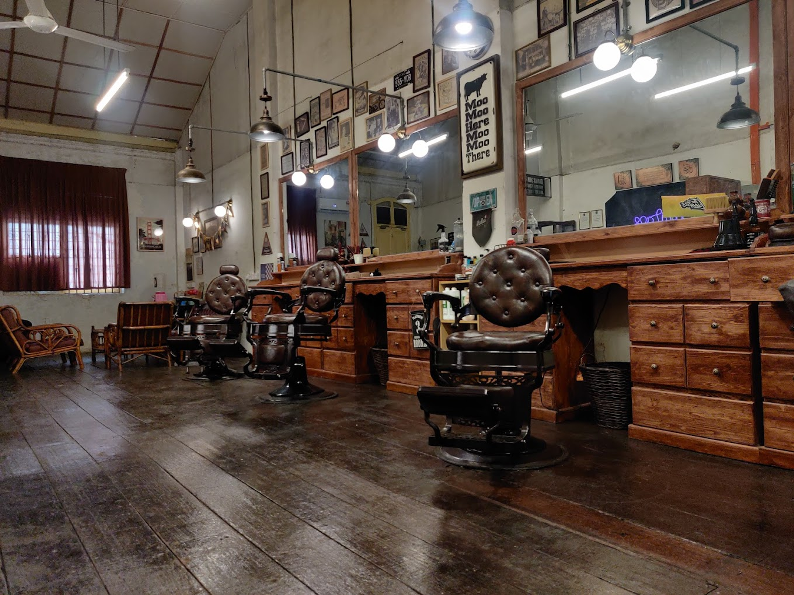 Keindahan Warisan Kedai Pangkas Rambut di Ipoh – Foto Menawan