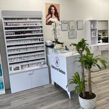 Sakura Saloon – Bar Jepun dengan Dekor Bunga Sakura, Suasana Malam yang Memikat