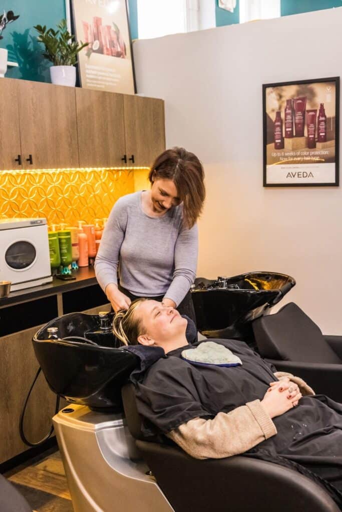 Pusat Penjagaan Kulit & Scalp Louis Hair & Beauty – Rawatan Rambut, Kulit, & Kulit Kepala Berkualiti