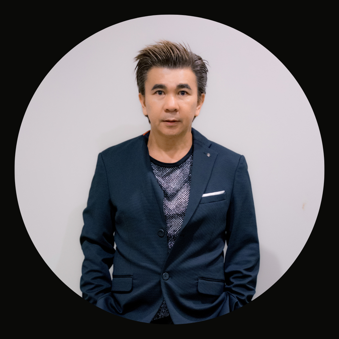 Foto Alan di Saloon Malam – Potret Gaya Bar dengan Lampu Neon, Suasana Santai