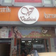 Vadhini – Potret Cantik Wanita Melayu dengan Busana Tradisional, Foto Berkualitas Tinggi