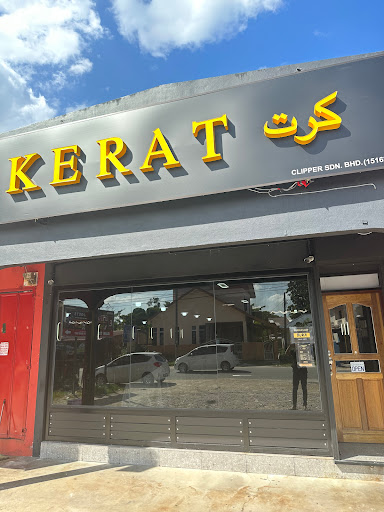 Keindahan Kerat Pasir Mas: Foto Close-Up Pantai Pasir Emas dengan Tekstur Unik