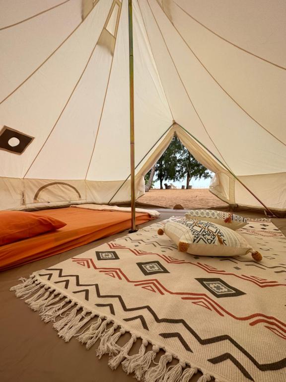 Glamping Pantai: Penginapan Mewah dengan Angin Laut & Pemandangan Menakjubkan