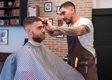 Barbershop Kejiranan: Potongan Rambut Bergaya & Perkhidmatan Profesional di Lingkungan Anda